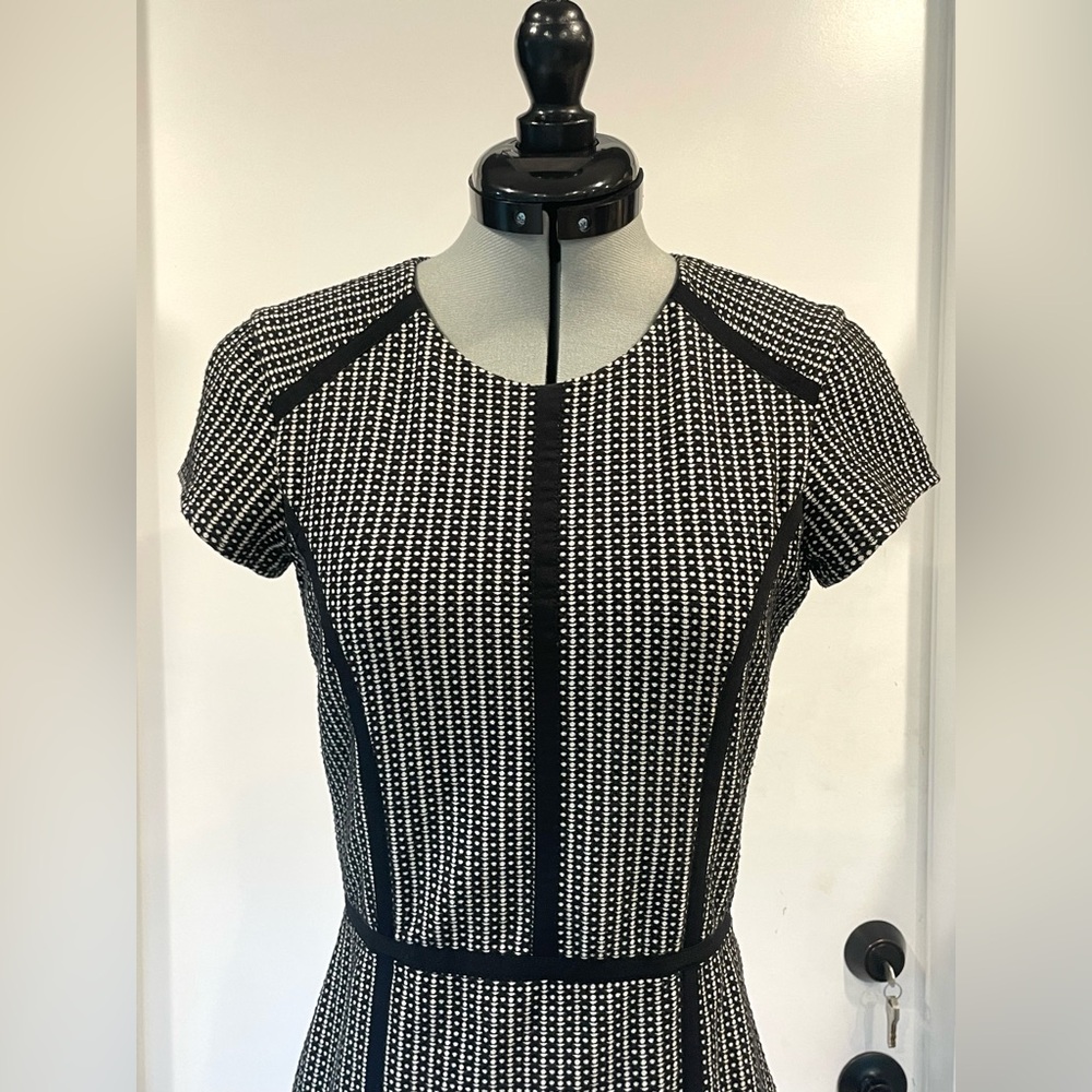 Parker Short Sleeve Midi Dress, accent piping, b/w Pattern, SzS, EUC - Picture 3 of 12